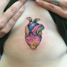 Tatouage pour femme coeur coloré