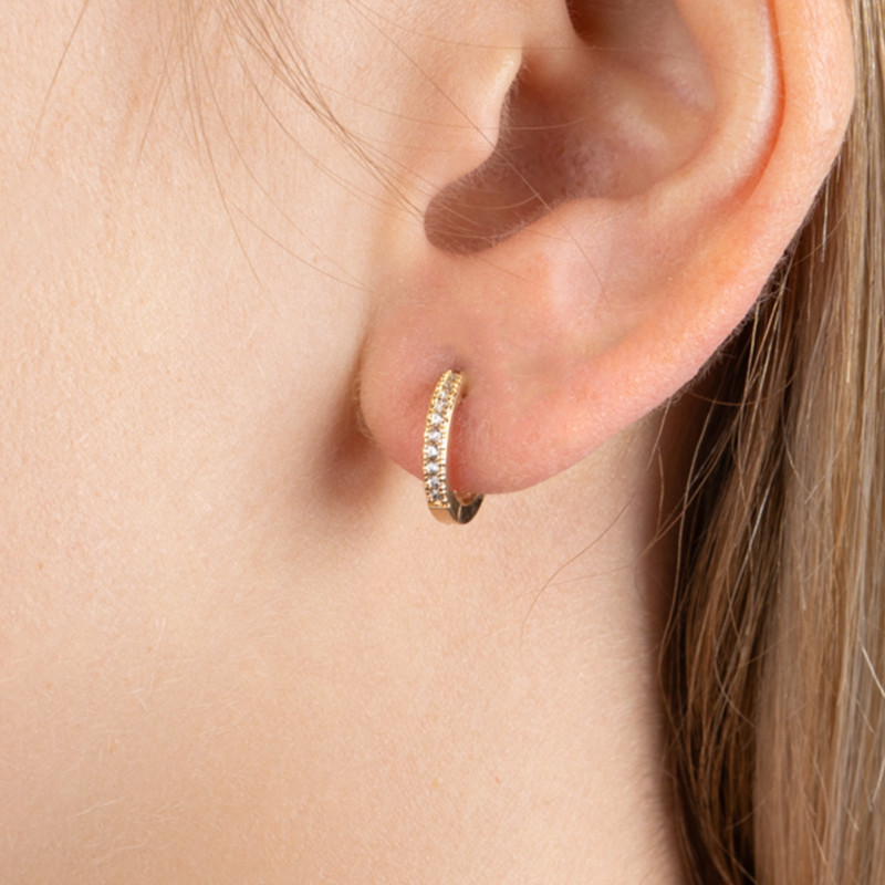 Créole 8 mm en plaqué or sertie de zircons – Élégance discrète (vendue à l’unité) Créole 8 mm en plaqué or sertie de zircons – Élégance discrète (vendue à l’unité)