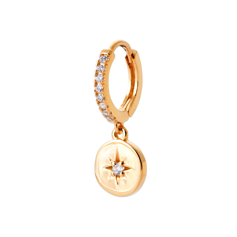 Boucle d’oreille créole en plaqué or avec médaille étoile et zircons cubiques – vendue à l’unité