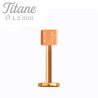Labret en titane or rose avec dé stylisé
