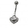 Piercing nombril en acier chirurgical plaqué argent.

Piercing avec un pendentif en forme de cœur comportant un motif zébré.