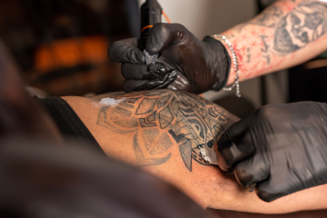 Comment maintenir l’apparence de votre tatouage sur le long terme ?