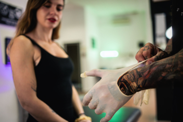 Faut-il venir à jeun pour un tatouage ?