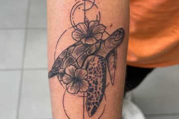 Puis-je me faire tatouer ou percer l’été ?