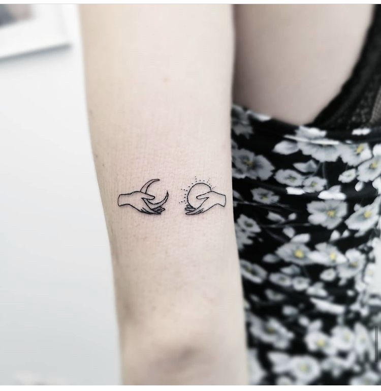 Tattoo Tarawa Lost-Créa Vias mini tatouage bras main lune soleil