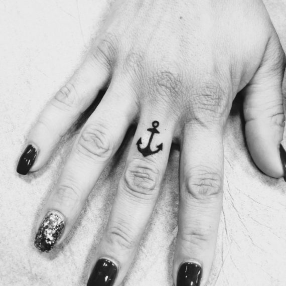 tatouage ancre sur le doit Tattoo Tarawa Cap d'Agde
