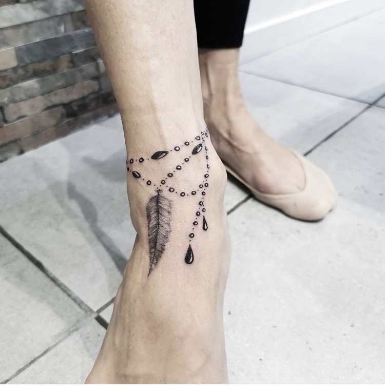Tattoo Tarawa Lost-Créa Vias tatouage cheville chapelet plume femme