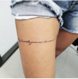 Tattoo Tarawa Lost-Créa Vias tatouage cuisse phrase ne t'arrête jamais de courir