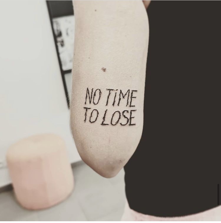 tatouage ecriture no time to lose Tattoo Tarawa Lost-Créa Vias