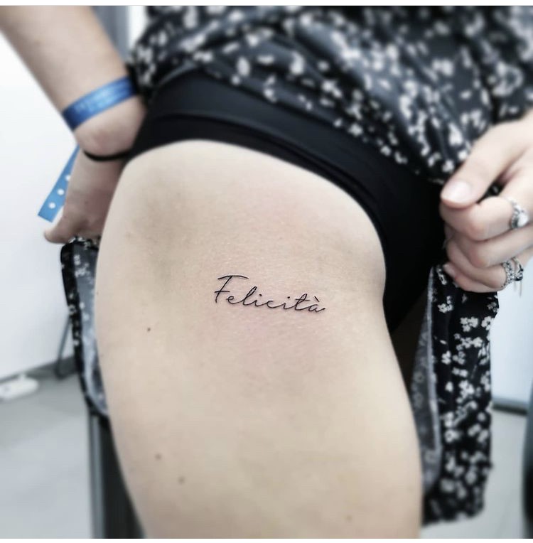 tatouage femme ecriture fine felicita Tattoo Tarawa Lost-créa vias