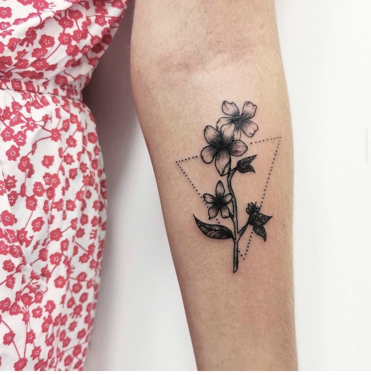 tatouage femme fleur triangle Tattoo Tarawa Vias Lost-créa