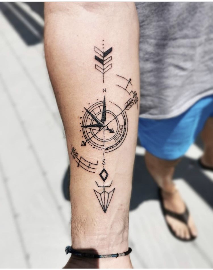 tatouage flèche boussole bras Tattoo Tarawa Vias Lost-créa