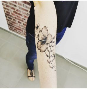 tatouage fleur d'hibiscus bras femme Tattoo Tarawa Vias Lost-Créa