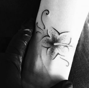 tatouage-fleur-hibiscus Tattoo Tarawa Cap d agde Cavezza