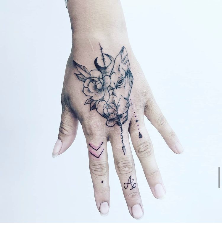 tatouage graphique main lionne fleur tattoo Tarawa Vias Lost-créa