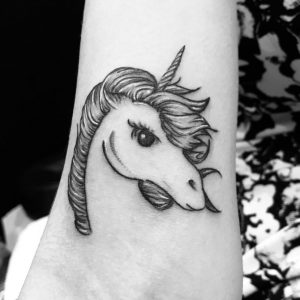 tatouage licorne par jess Studio Tarawa Cap d'Agde