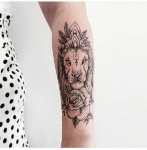 tatouage lion fleur bras pour femme Tattoo Tarawa vias Lost-Créa