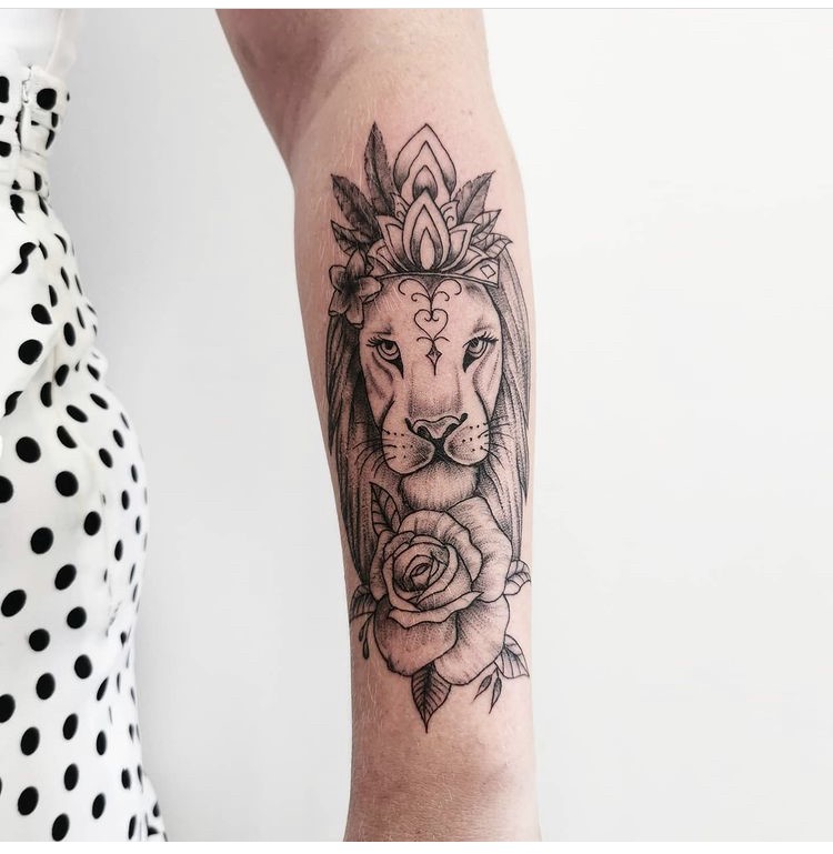 tatouage lion fleur bras pour femme Tattoo Tarawa vias Lost-Créa