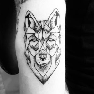 tatouage loup geometrique Tattoo Tarawa Cap d'Agde