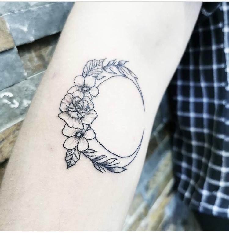 tatouage lune floral Tattoo Tarawa vias Lost-Créa