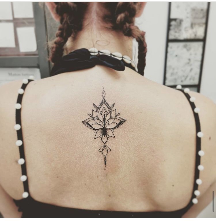 tatouage milieu omoplate fleur mandala femme Studio Tattoo Tarawa vias Lost-Créa