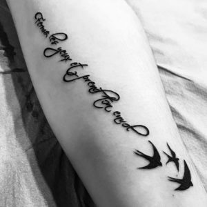 tatouage phrase oiseaux Tattoo Tarawa Cap d'Agde