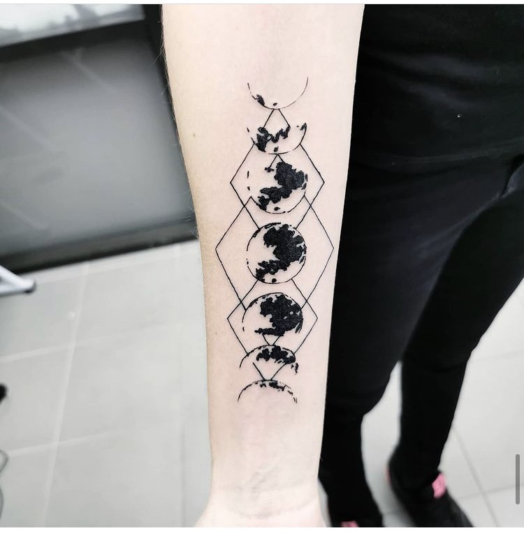 tatouage planette geometrique bras Tattoo Tarawa vias lost-créa