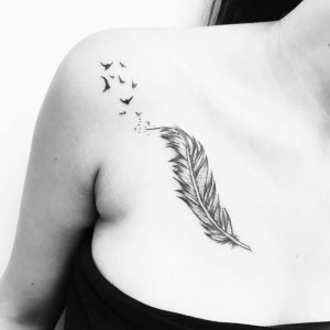 tatouage plume par jess Tattoo Tarawa Cap d'Agde