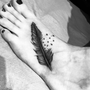 tatouage plume sur le pied Tattoo Tarawa Cap d'Agde