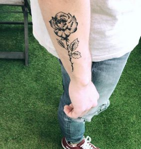 tatouage rose par cavezza Tattoo Tarawa cap d'agde