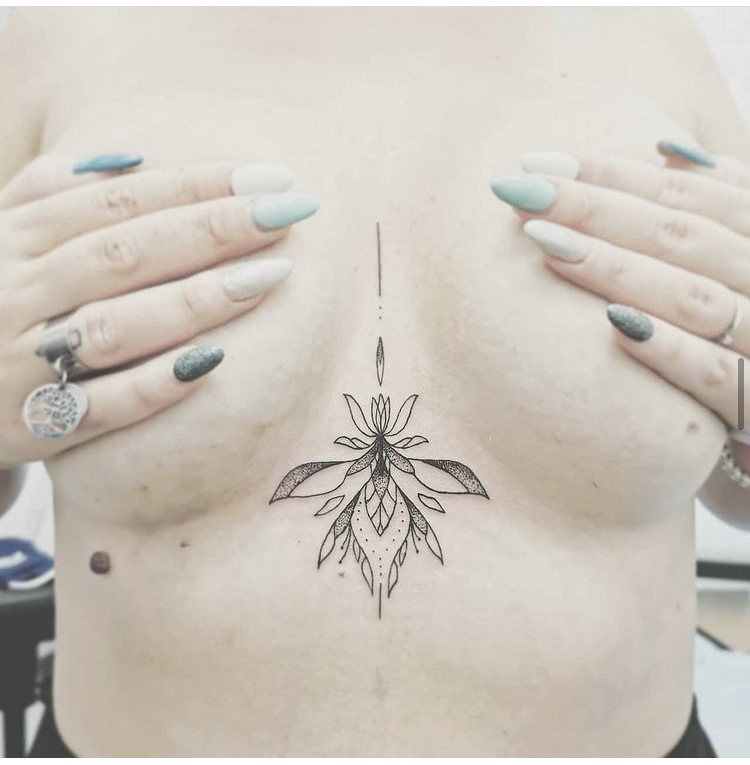 tatouage underboobs fleur Tattoo Tarawa vias Lost-créa