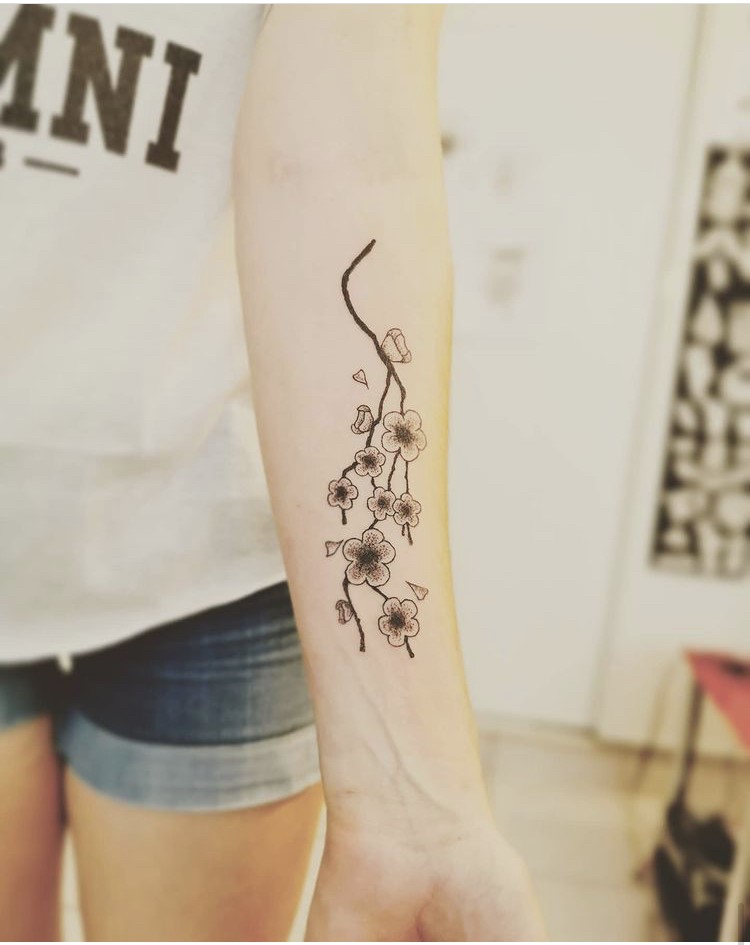 tattoo fleur bras Tattoo Tarawa vias lost-créa