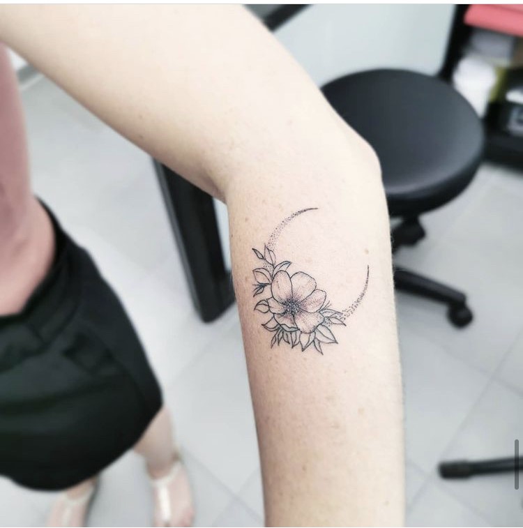 tattoo fleur lune Tattoo Tarawa vias lost-créa