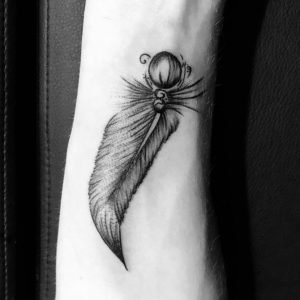 tattoo plume par jess Tattoo Tarawa Cap d'Agde