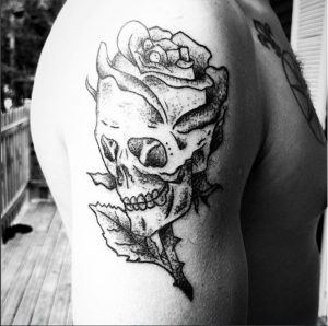 tattoo skull rose Tattoo Tarawa Cap d'Agde Cavezza