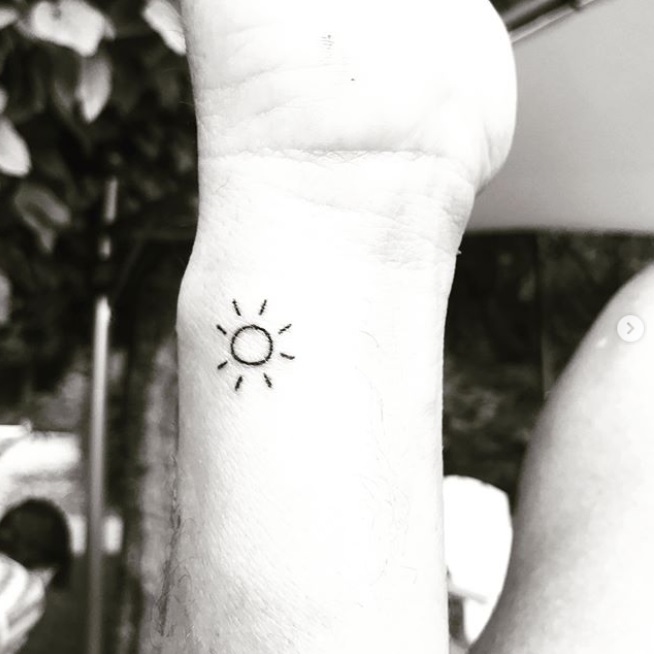 tattoo soleil minimaliste tatouage Tarawa cap d'agde cavezza