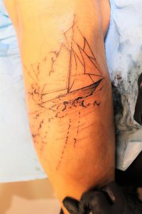 Tatouage Bateau Dotwork Abstrait par Padawan Tattoo Tarawa Cap d'Agde