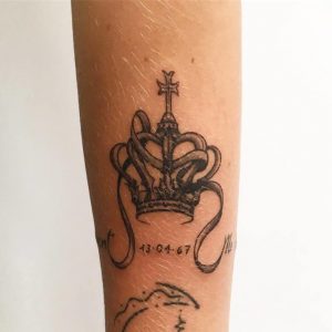 Tatouage Couronne King par Padawan Tattoo Tarawa Cap d'Agde
