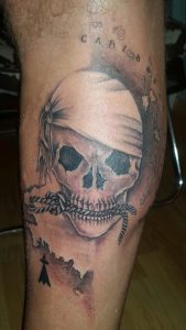 Tatouage sKull pirate Tarawa Cap d'Agde Lily