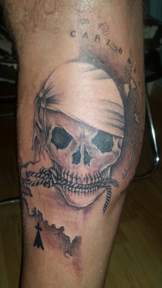 Tatouage sKull pirate Tarawa Cap d'Agde Lily