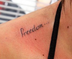 Tatouage Lettering Freedom par Loris Tattoo Tarawa Cap d'Agde