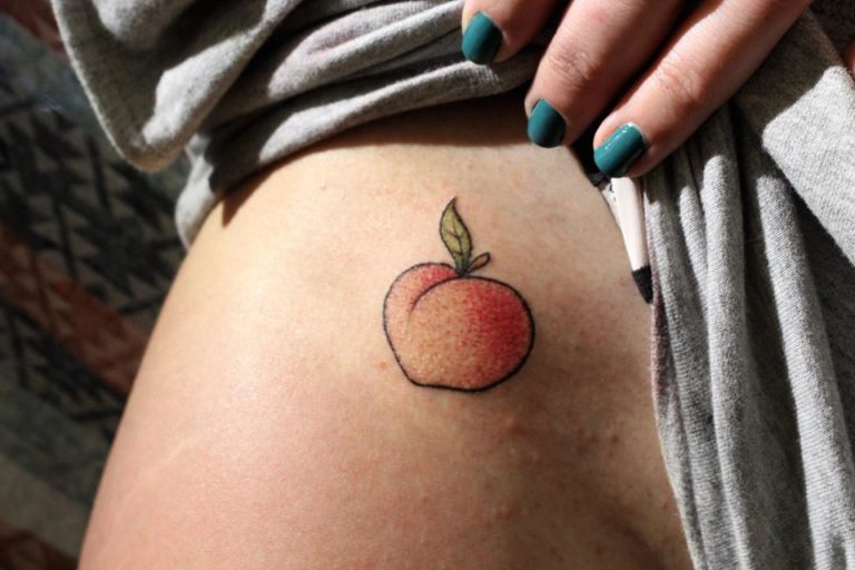 Tatouage Little Peach Dotwork par Padawan Tattoo Tarawa Cap d'Agde