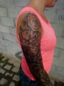 Tatouage Manchette florale par Lily tattou Tarawa Cap d'Agde