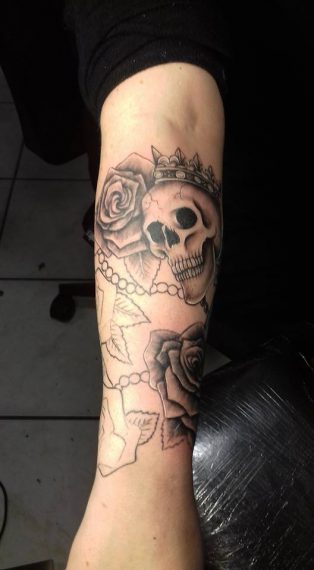 Tatouage Skull rose de Lily Tarawa Cap d'Agde