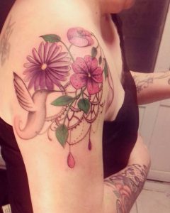 Tatouage fleur et colibri Tarawa Cap d'Agde par Lily