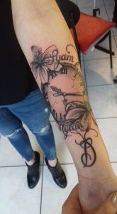 Tatouage horloge par Lily Tarawa Cap d'Agde