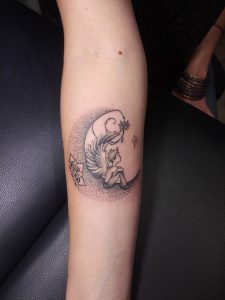 Tatouage lune dotWork par Lily Tarawa Cap d'Agde