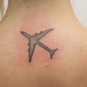 tatouage avion dotwork par Padawan Tattoo Tarawa cap d'Agde
