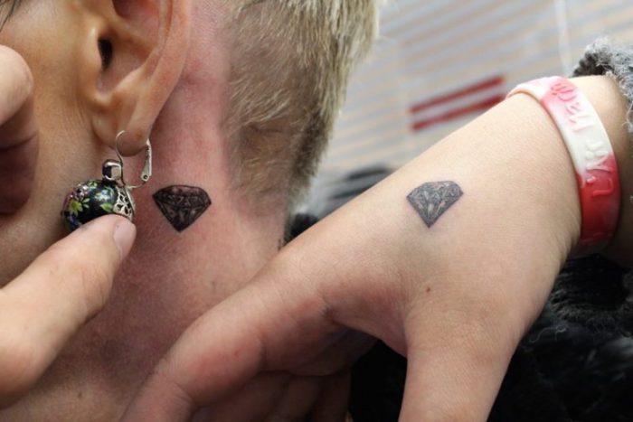 tatouage diamants réalistes par Padawan Tarawa Cap d’Agde – Tarawa