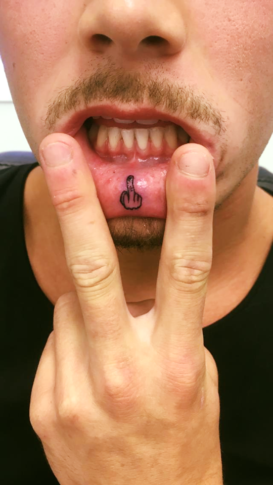 fuck y tatou fun lèvre par Padawan Tattoo Tarawa Cap d'Agde